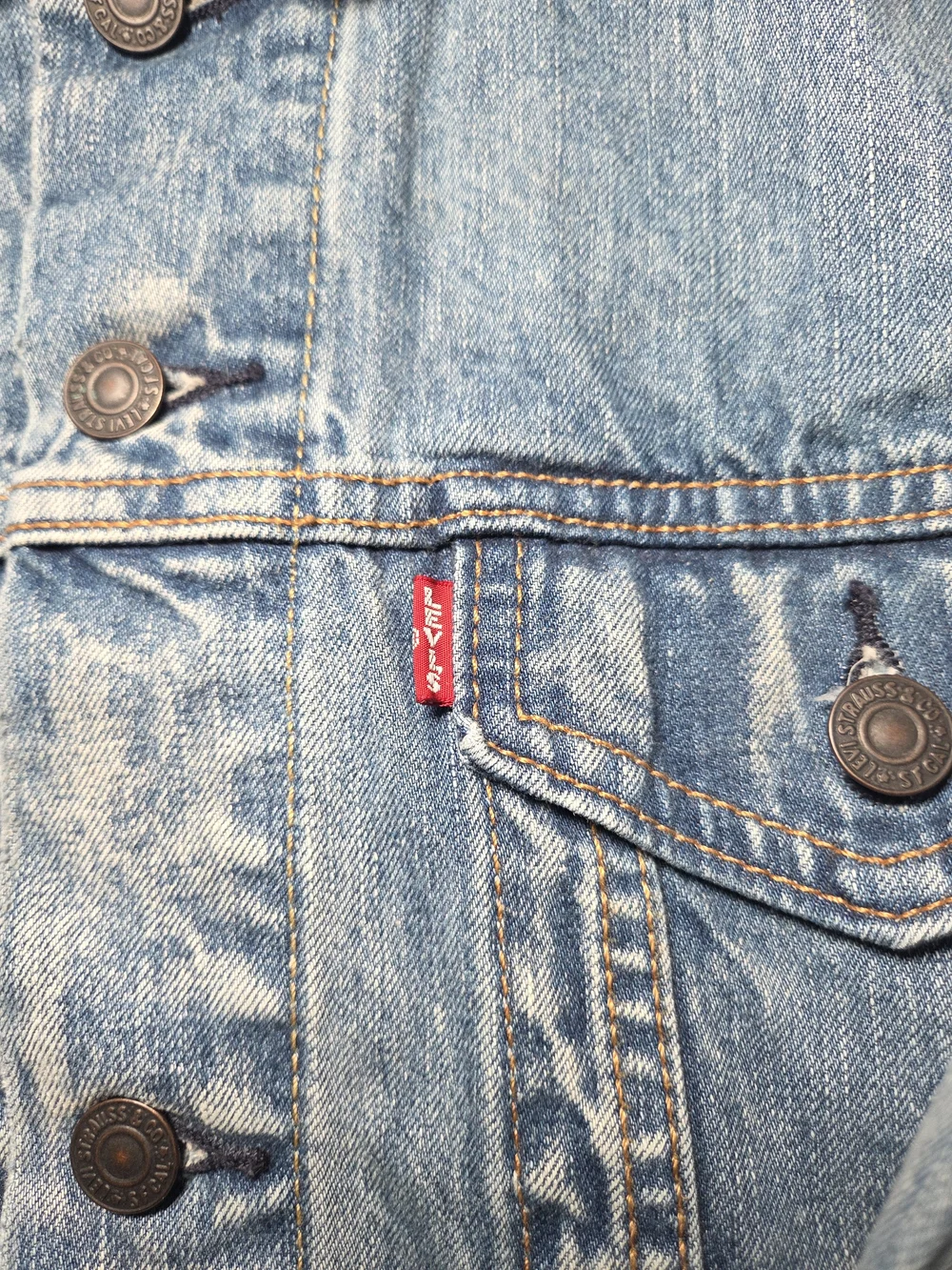 Levi's Men's Light Blue Denim Jacket - Classic Trucker Style - Picture 6 of 10